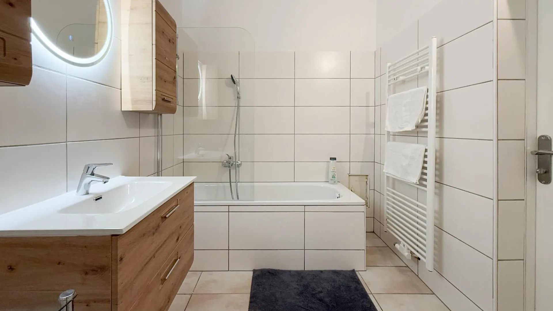 Brand New Renovated, City Centre, Quiet Street, Amazing Location Vienna Apartment